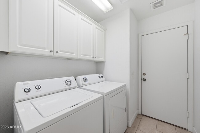 Building Photo - 1616 E Desert Ln