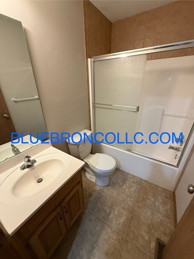 Building Photo - Georgous duplex in Raymore with a lot to offer!