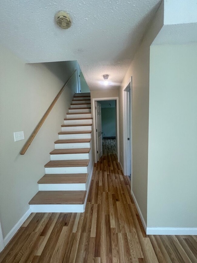 Building Photo - Great Location to Local Amenities