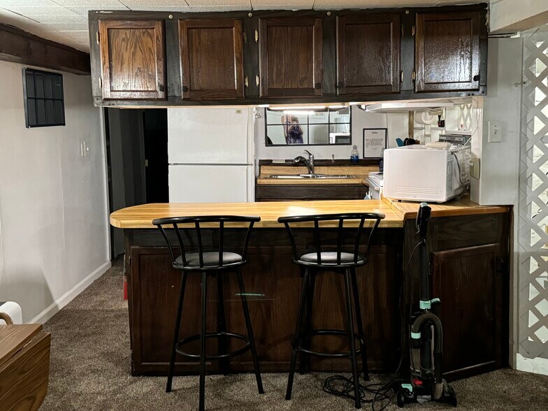 Breakfast Bar - 801 Miller St