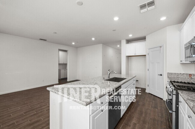 Building Photo - 8082 Avanti Dr