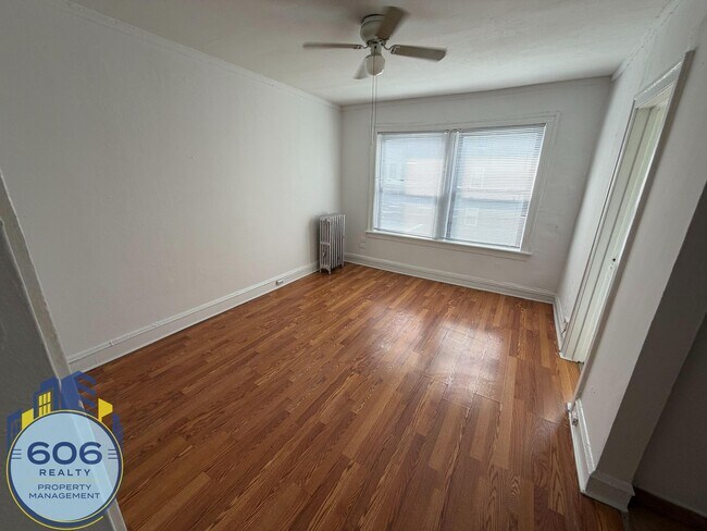Building Photo - 1135 W Lunt Ave