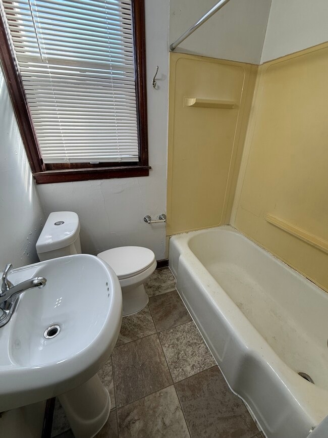 Building Photo - 825 9th Ave N