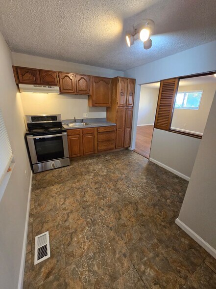 Building Photo - 2223 Lovett Dr