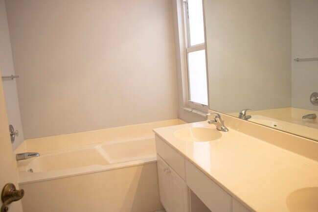 Building Photo - 1037 Island Manor Dr