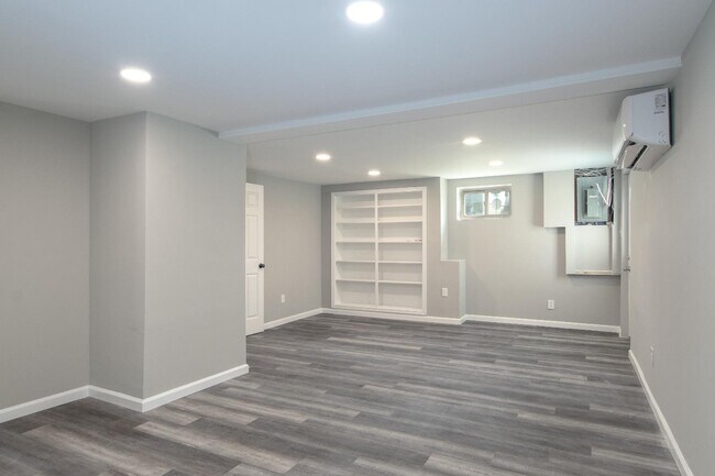 Building Photo - 690 North Dr