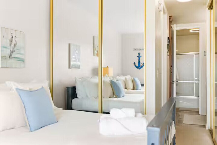 Building Photo - 999 N Pacific St