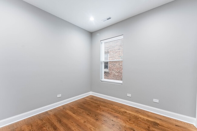 Building Photo - 4250 W Van Buren St