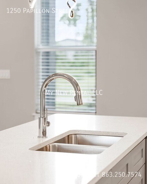 Building Photo - 1250 Papillon St