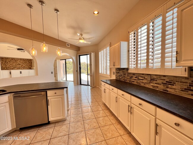 Building Photo - 10123 N Alder Spring Dr