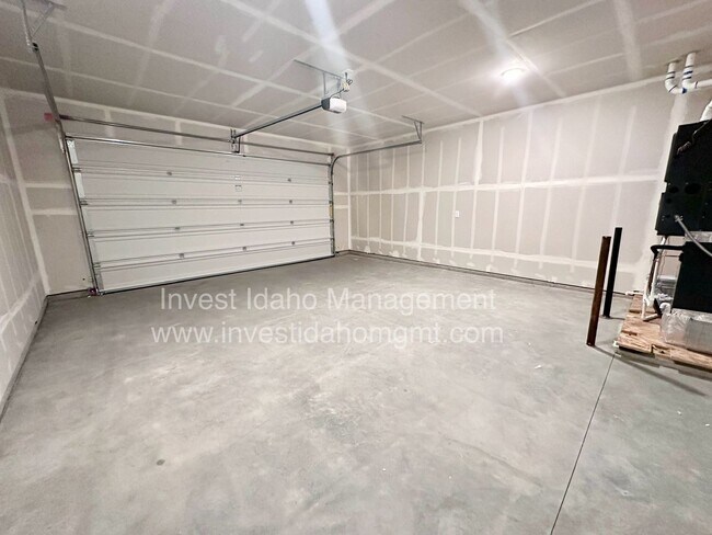 Building Photo - Luxury Townhome available now!
