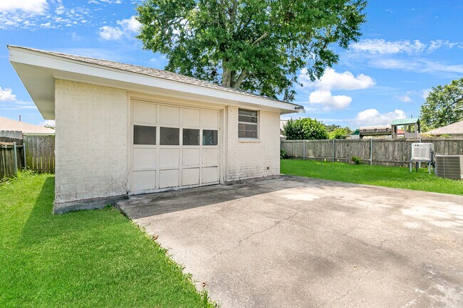 Building Photo - 4704 Lake Louise Ave