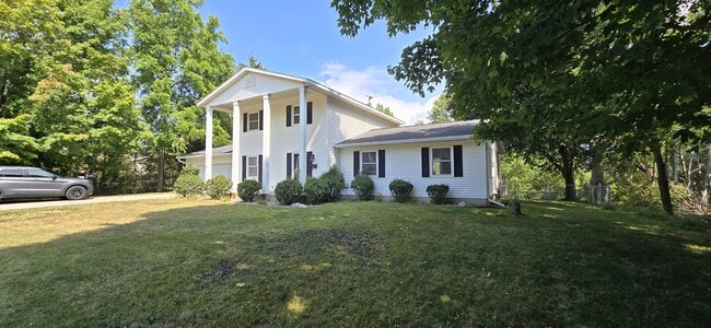 Building Photo - 819 Elm St