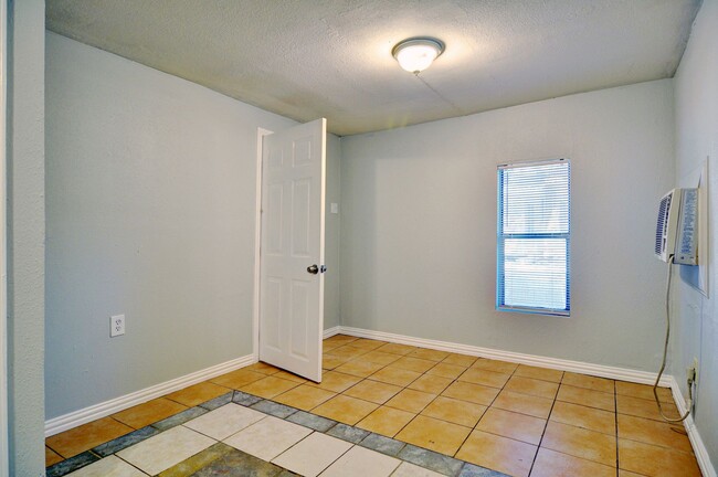 Building Photo - 2219 Refugio Ave