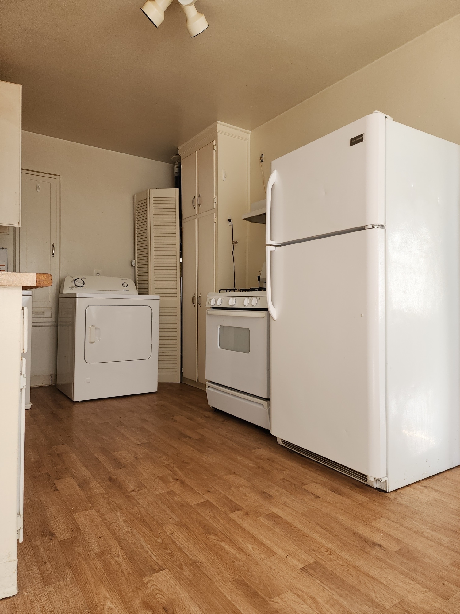 Kitchen with washer and dryer - 638 Nevada St