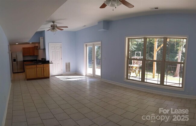 Building Photo - 743 Irish Green Dr