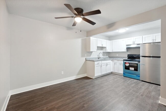 Building Photo - Center Court Apartments