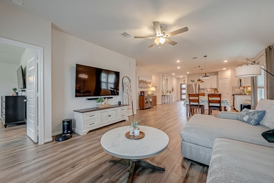 Building Photo - 2114 Cherryvale Dr