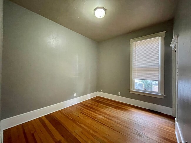 Building Photo - AVAILABLE NOW! Move-In Special! Half Off F...