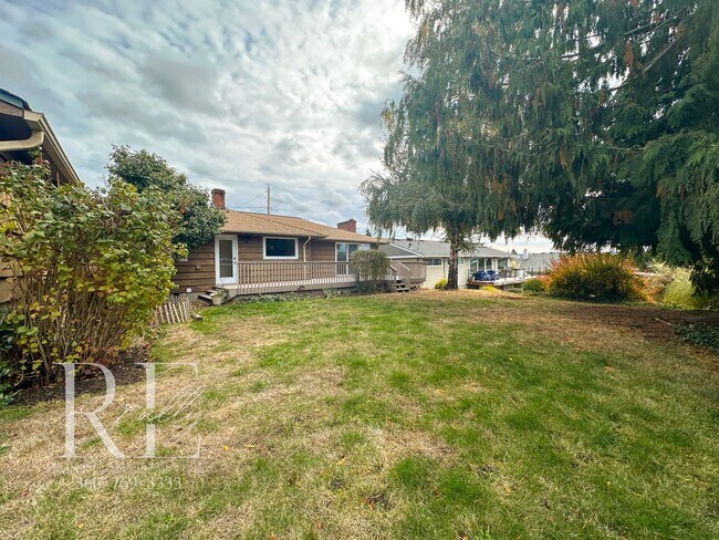 Building Photo - Enjoy Breathtaking Sunsets in the Heart of Manette