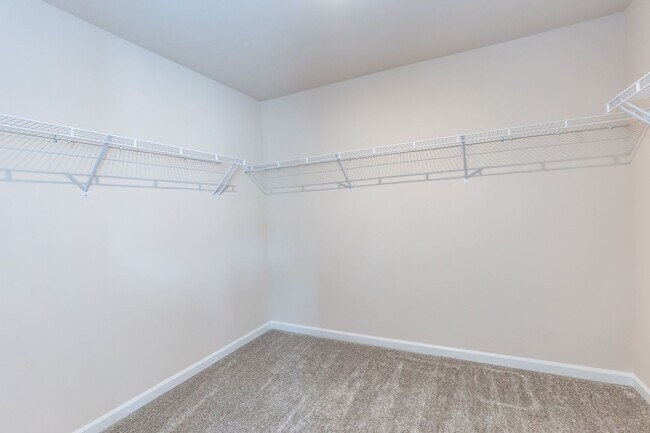 Building Photo - Three Bedroom End Unit Home!
