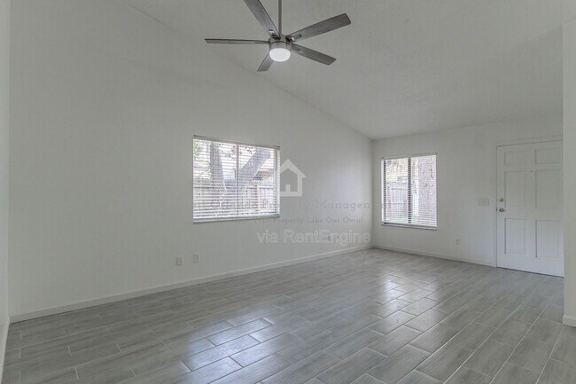 Building Photo - 911 Robinhood Ct