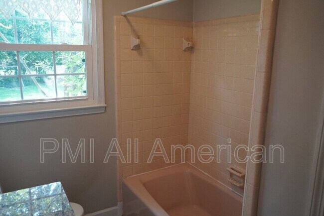 Building Photo - 622 Bedford Rd