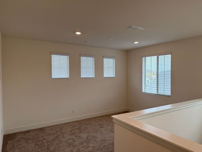 Building Photo - Lovely 4 Bedroom Home With Easy Landscaping And Beautiful Interior