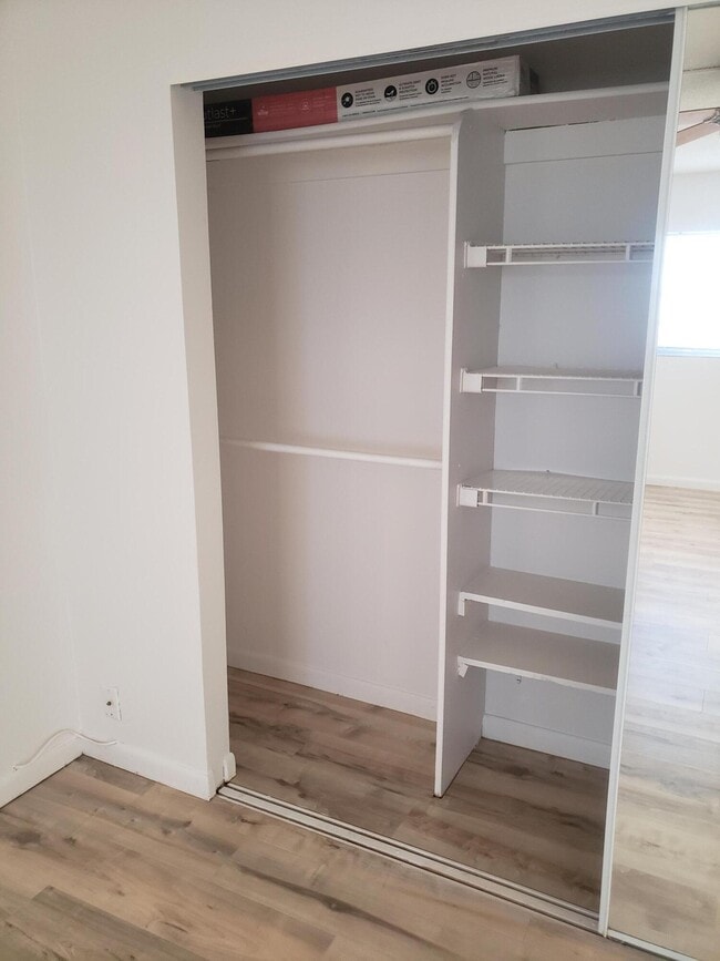 Building Photo - 688 Burgundy L