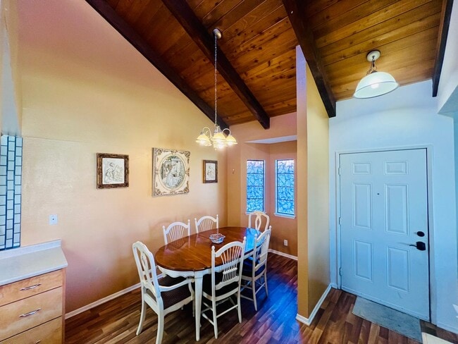 Building Photo - Inviting Gated Community Townhome—Jess Ran...