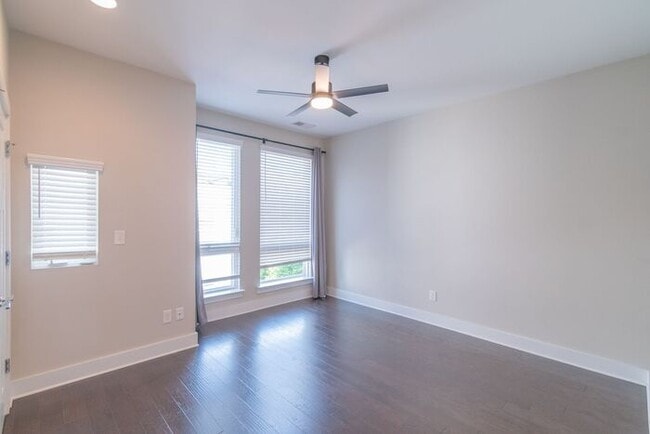 Building Photo - Beautiful Modern Townhome in South End Available 5/1!