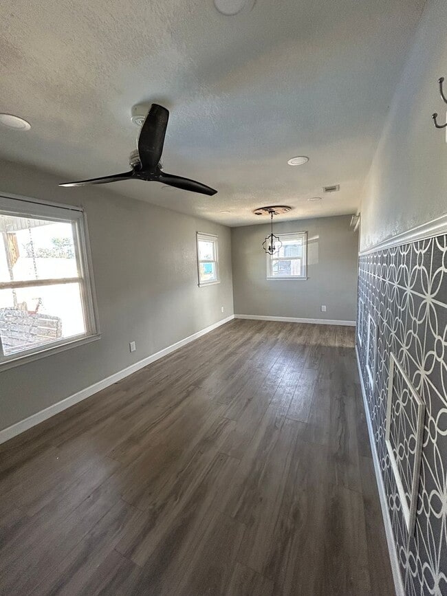 Building Photo - 112/114 W Tenth St. Vidalia