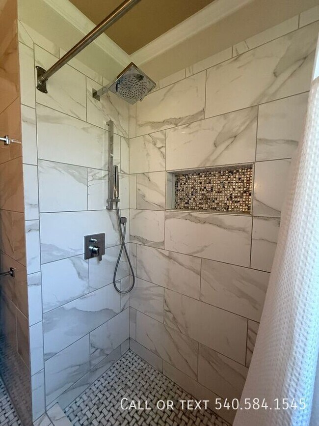 Building Photo - 1901 Avon Rd SW