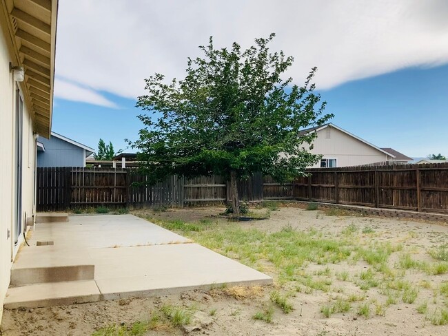Building Photo - Charming 3 Bedroom