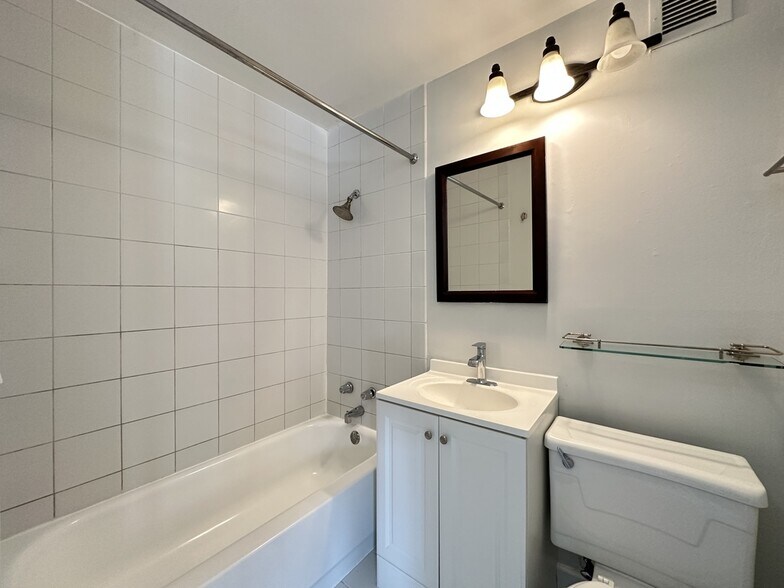 Building Photo - 1442 N Dearborn St