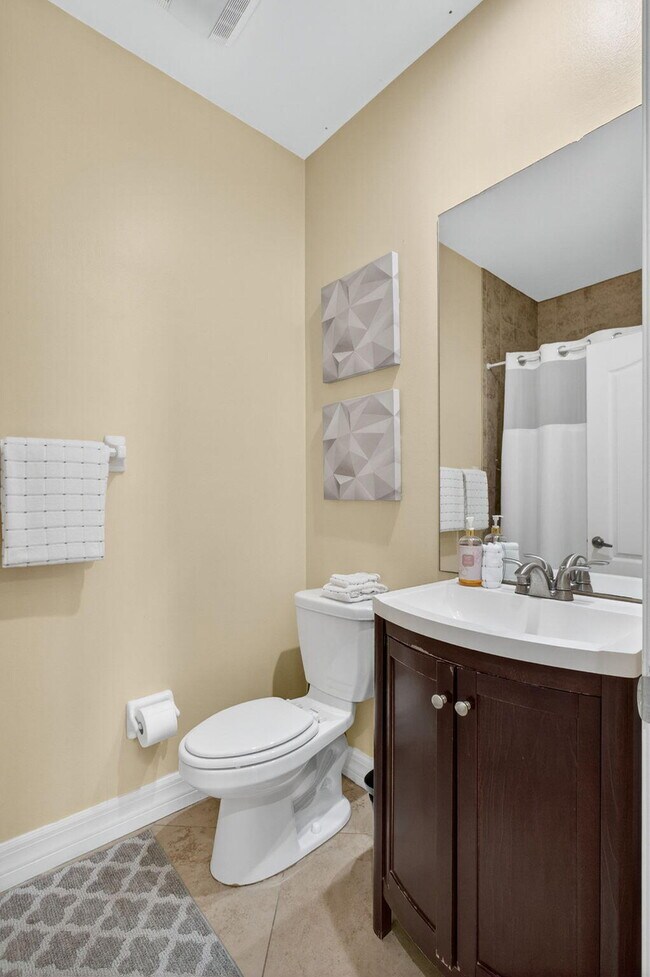 Building Photo - 8400 Heritage Club Dr