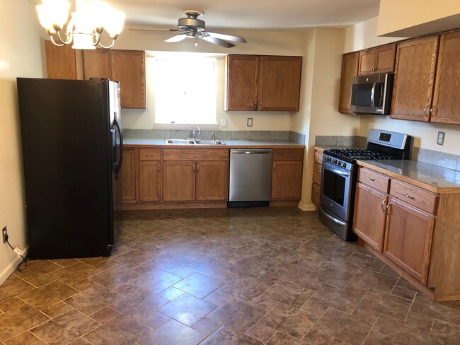 Building Photo - Charming 3 Bed 2 Bath!