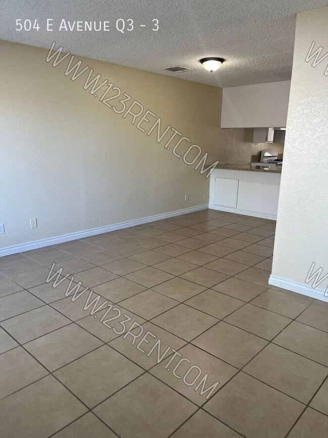 Building Photo - 504 E Ave Q3