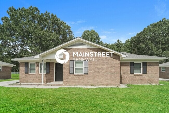 Building Photo - 3 Bedroom Pet-Friendly Home in Charlotte, NC with Main Street Renewal