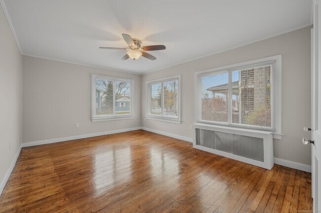 Building Photo - 245 Willetts Ave