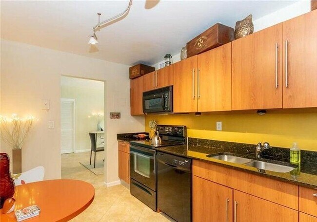 Building Photo - 3000 S Ocean Dr