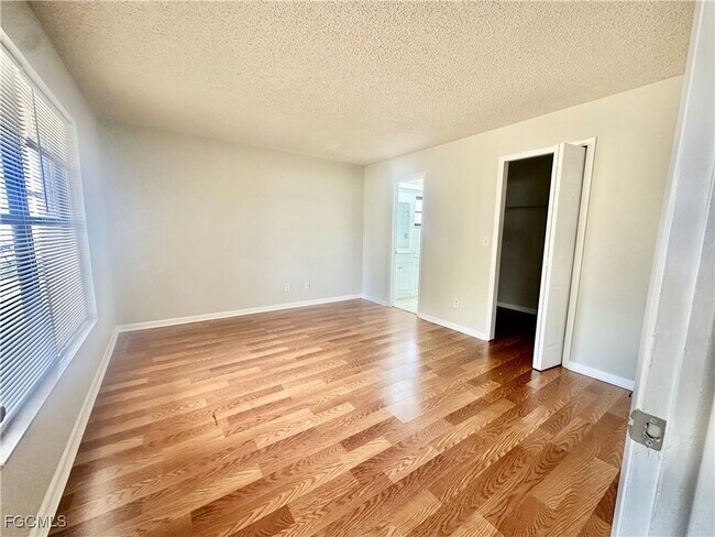 Building Photo - 221 SW 34th Terrace