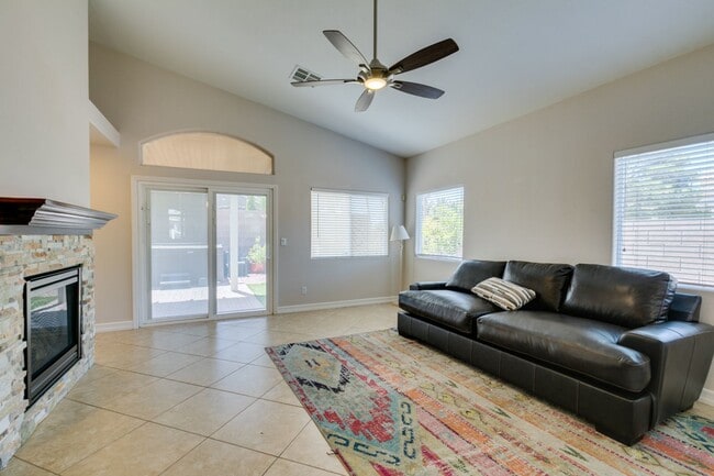 Building Photo - IMMACULATE & IMMEDIATE OCCUPANCY 3BEDROOM GREEN VALLEY BEAUTY!
