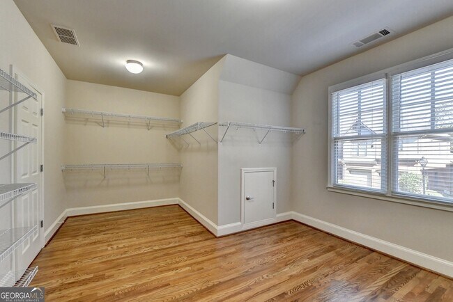 Building Photo - 11636 Parkside Ave