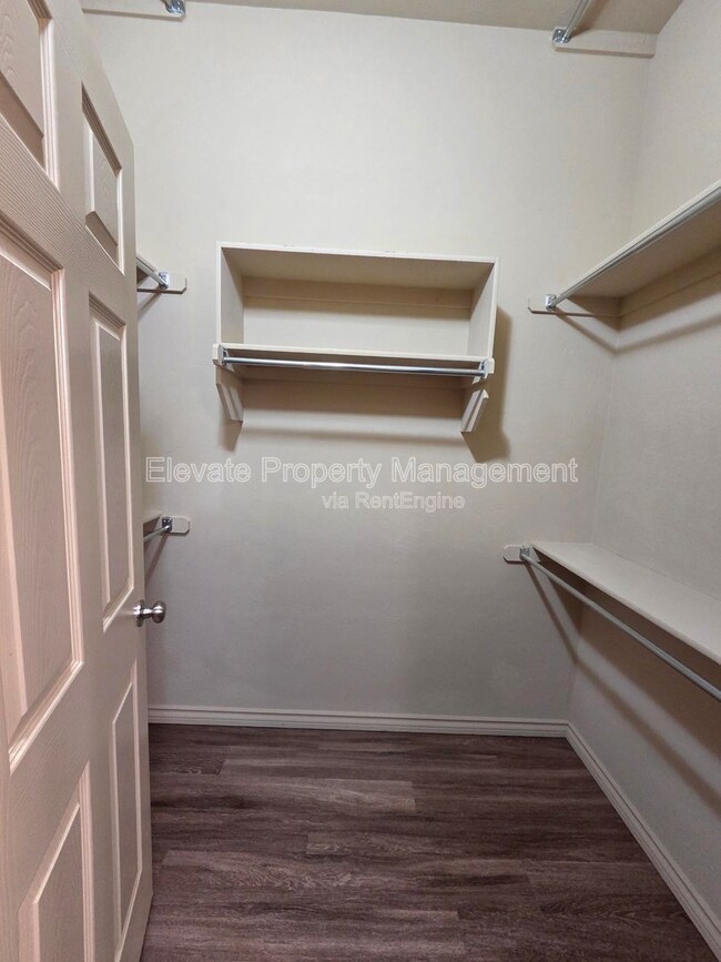 Building Photo - 2301 Starwood Wy