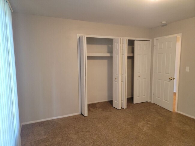 Building Photo - Charming unit in a quiet neighborhood