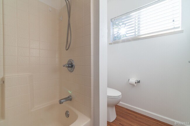 Building Photo - Immaculate 3bd/2.5 SF Home With Upstairs O...