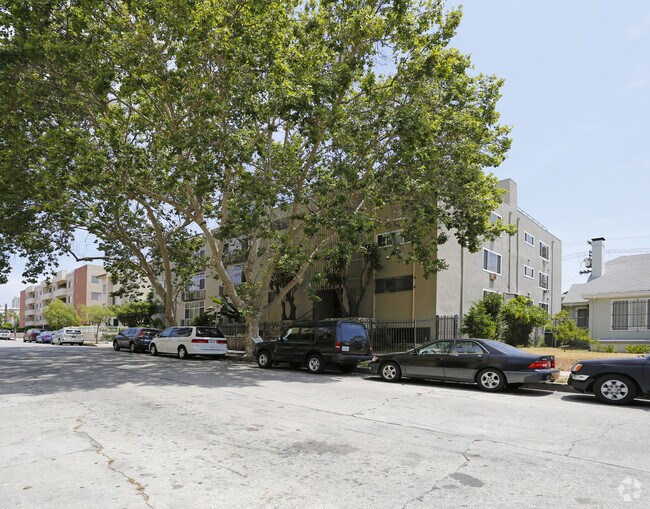 Building - 848 Gramercy Drive