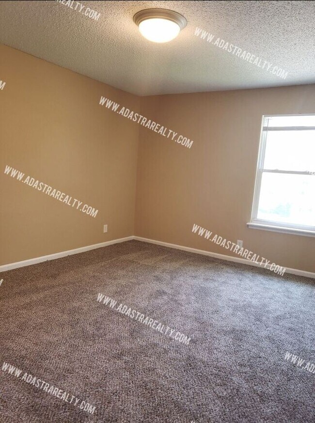 Building Photo - 3 Bedroom Duplex in Olathe North District-Available in AUGUST!!