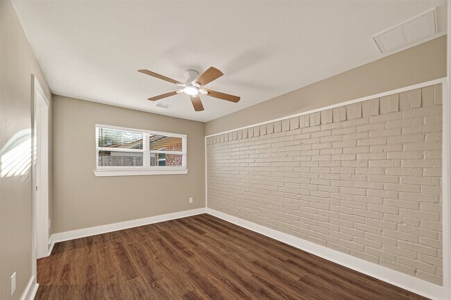 Building Photo - 2103 Woodway Dr